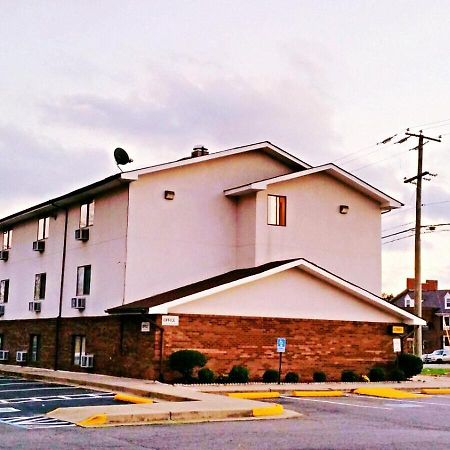 Super 8 By Wyndham Richmond/Broad Street Motel Exterior photo