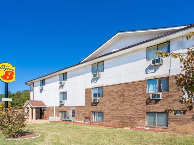 Super 8 By Wyndham Richmond/Broad Street Motel Exterior photo