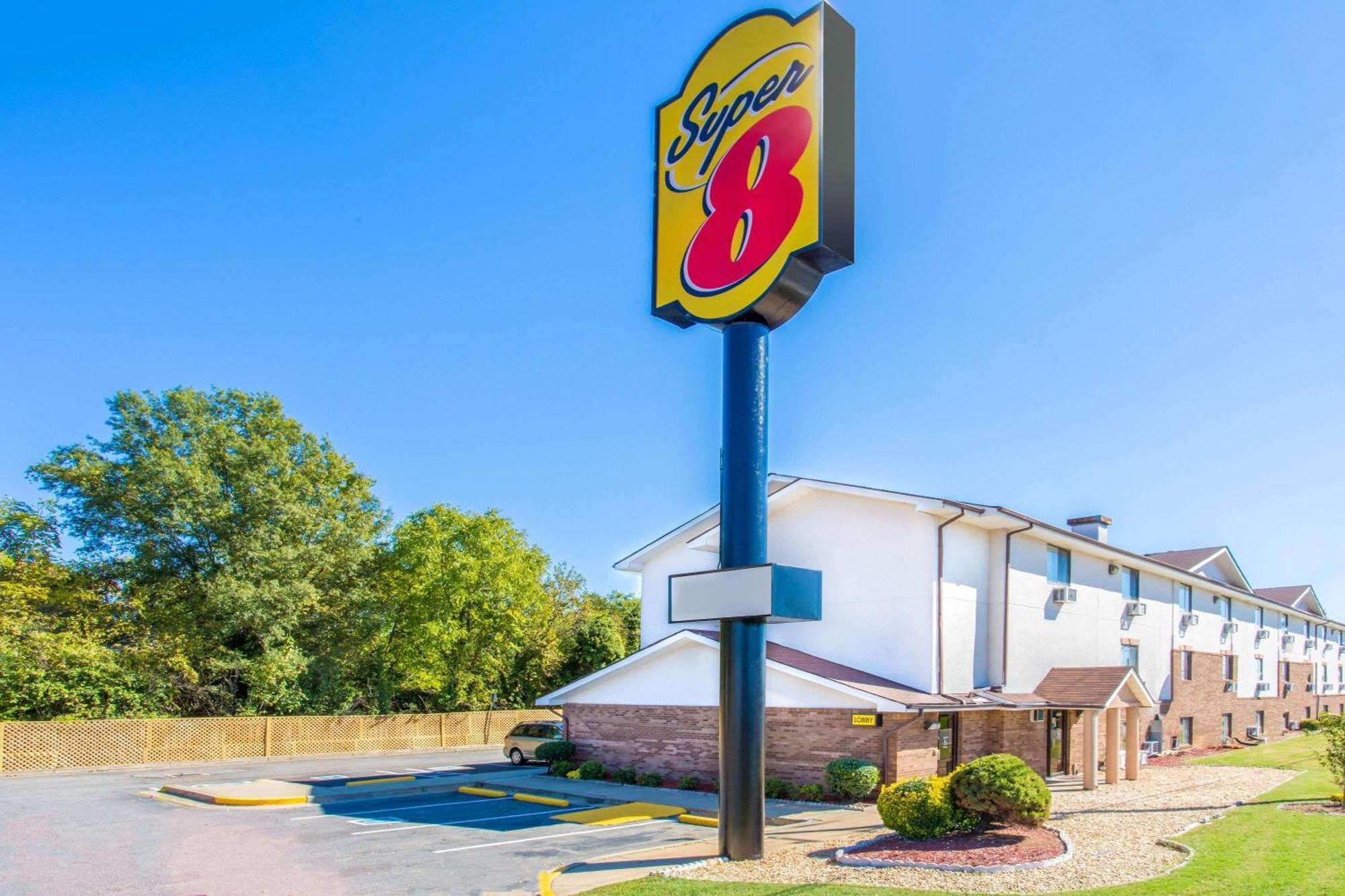 Super 8 By Wyndham Richmond/Broad Street Motel Exterior photo