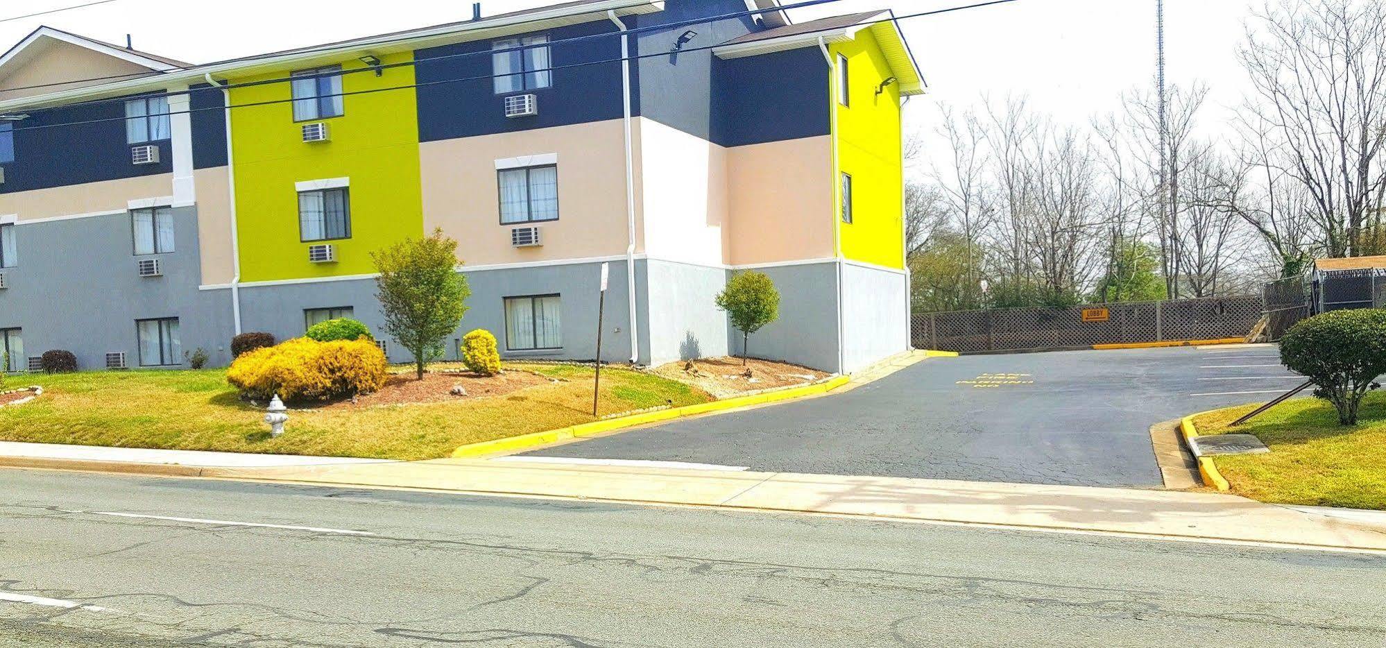 Super 8 By Wyndham Richmond/Broad Street Motel Exterior photo