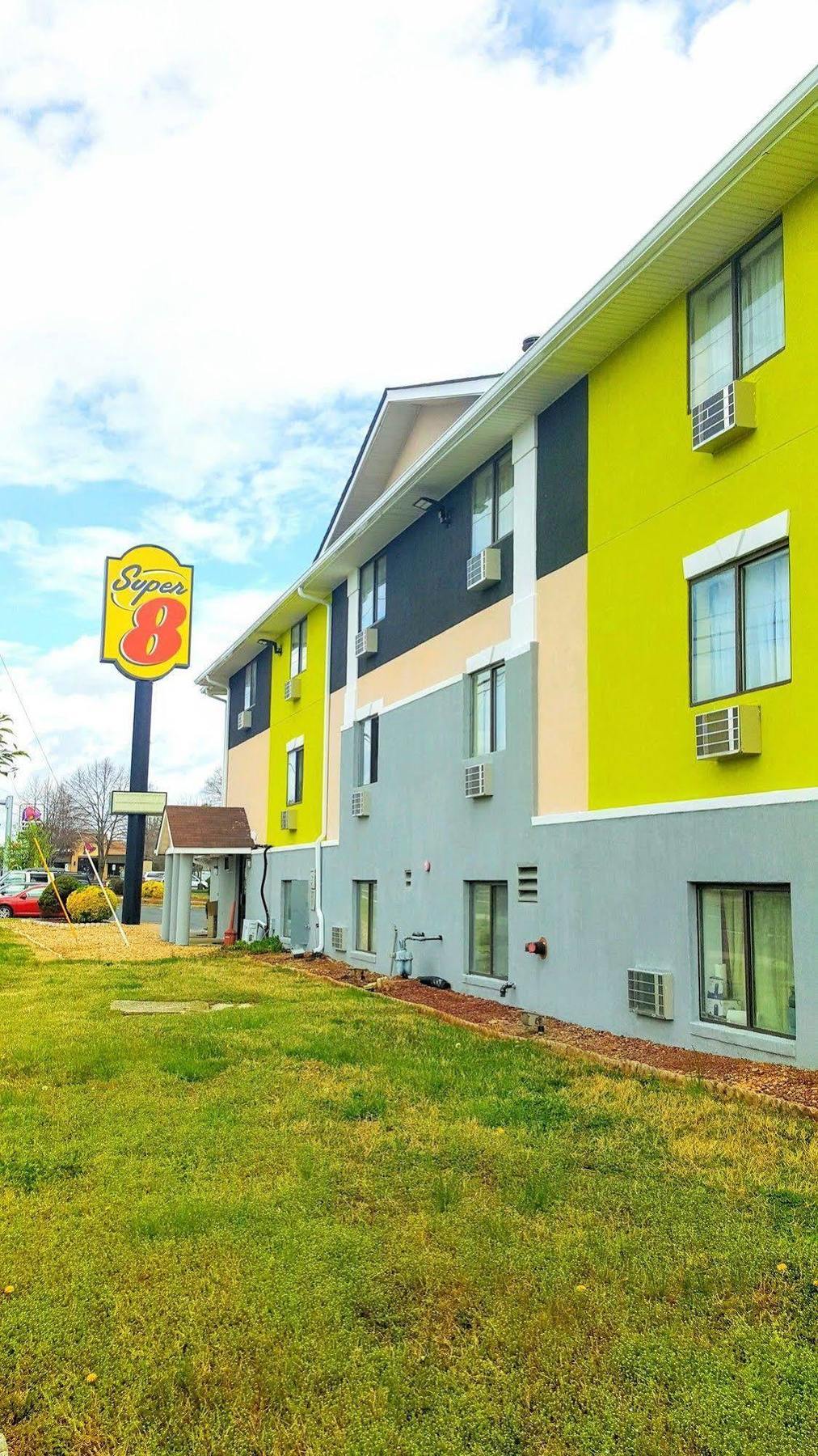 Super 8 By Wyndham Richmond/Broad Street Motel Exterior photo