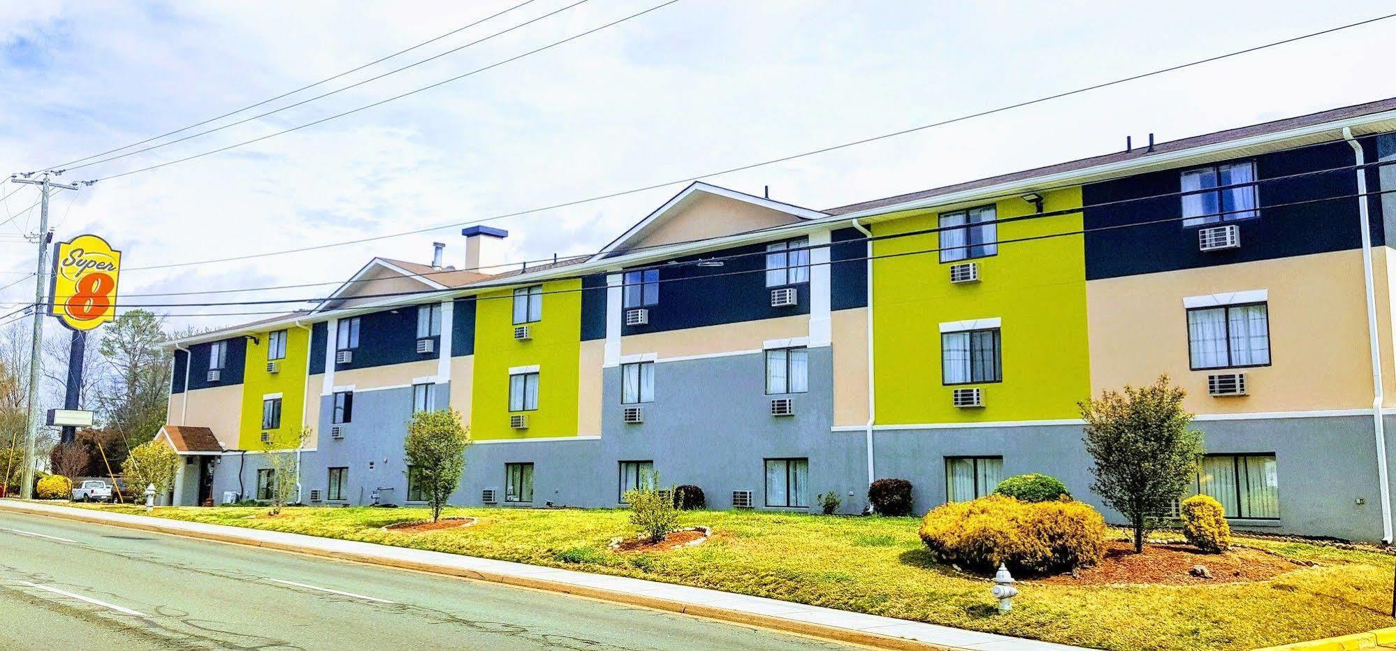Super 8 By Wyndham Richmond/Broad Street Motel Exterior photo